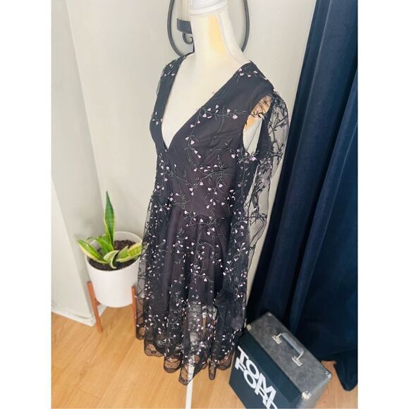 HELSI Ella Embroidered Long Sleeve Deep V-Neck Midi Dress, Black, XL, 12/14, NWT - Picture 15 of 17